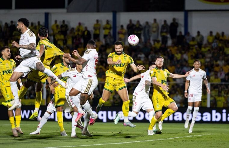 Com um a mais, Mirassol vence e complica Internacional no Brasileirão