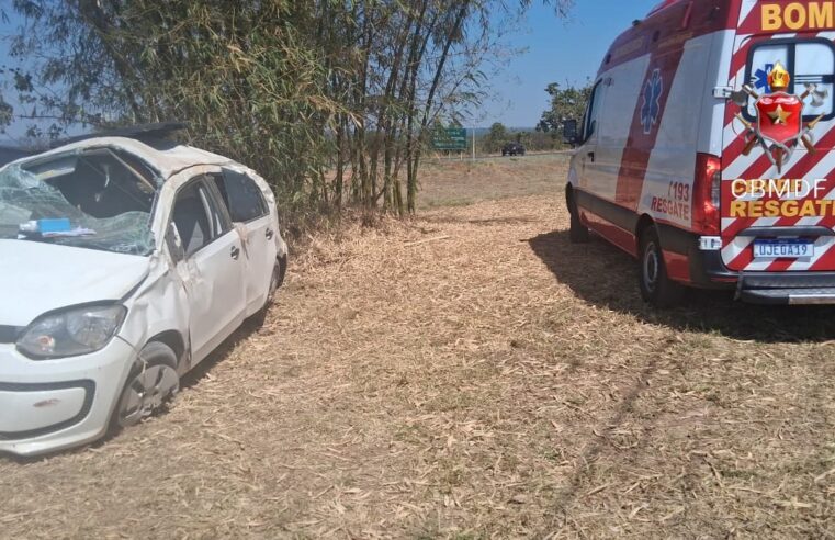 Condutora fica ferida após capotar carro no Lago Oeste