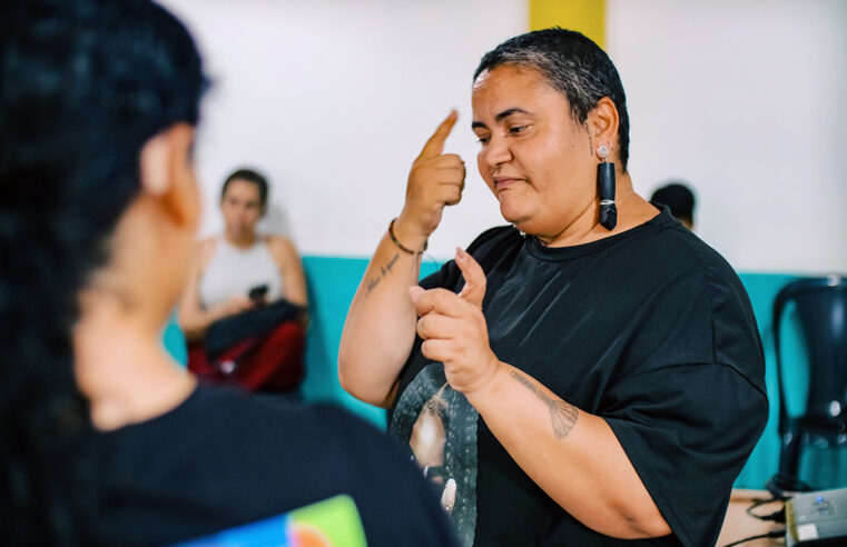 DF oferece cursos gratuitos de audiodescrição e Libras para teatro