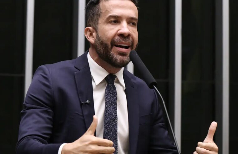 Deputado André Janones é internado com arritmia em São Paulo