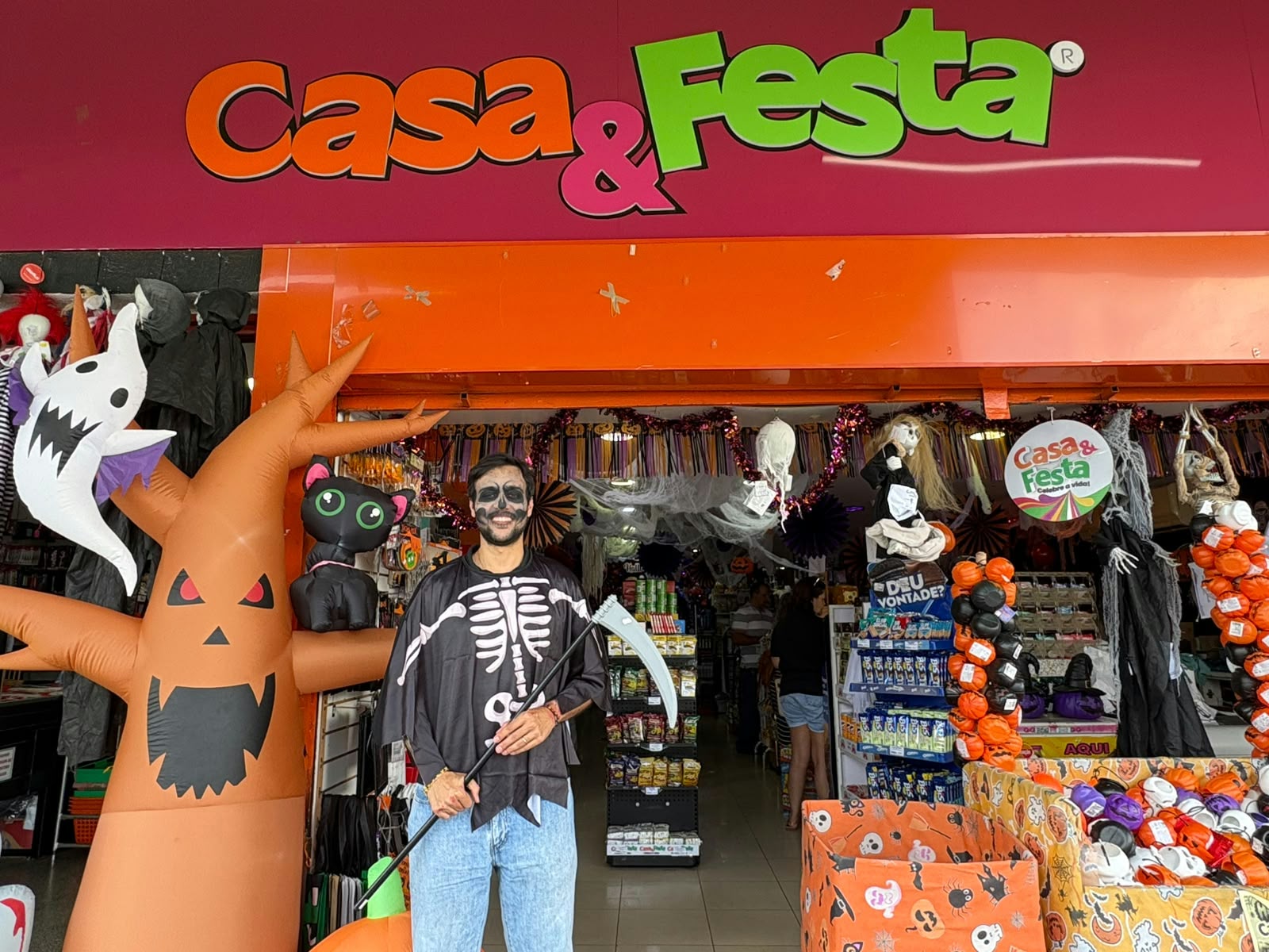 Dia das bruxas movimenta comércio no DF