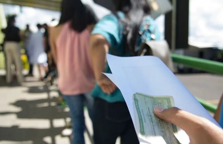Eleições 2026: camiseta, adesivo, bandeira: o que pode usar para votar