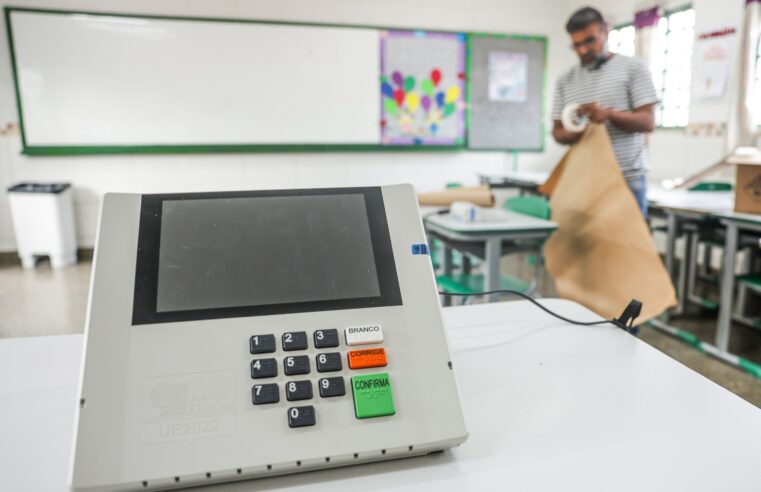 Eleitor é preso após colar tecla 3 de urna eletrônica em Ceilândia
