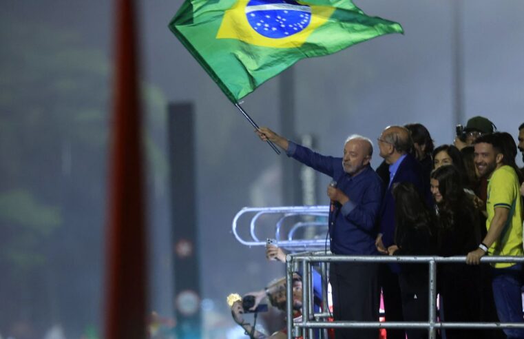 Em festa da vitória, Lula pede que público cante Hino da Independência