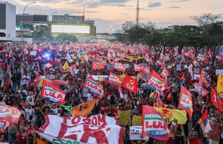 Estudantes ocupam Esplanada em ato pró-Lula e contra escala 6×1