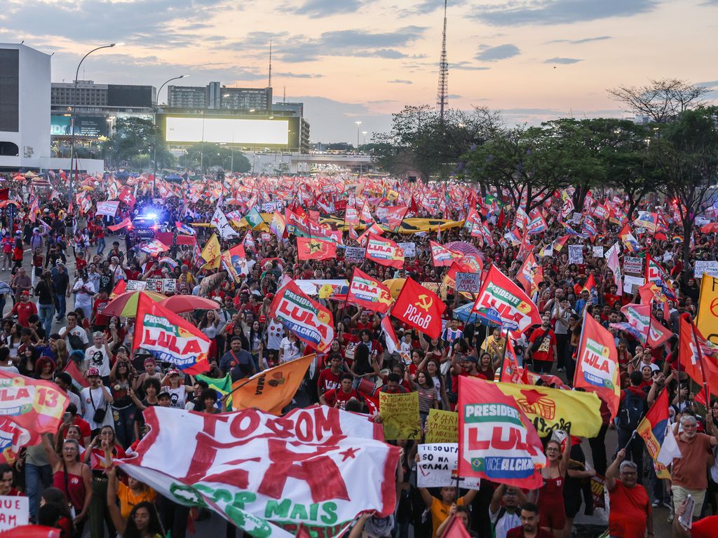Estudantes ocupam Esplanada em ato pró-Lula e contra escala 6×1