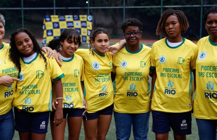 Ex-jogadoras da seleção de futebol incentivam alunas em escolas do Rio