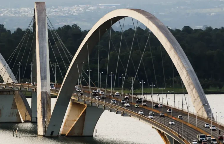 Faixa reversível na Ponte JK dá esperança a motoristas, mas mudança ainda exige adaptações