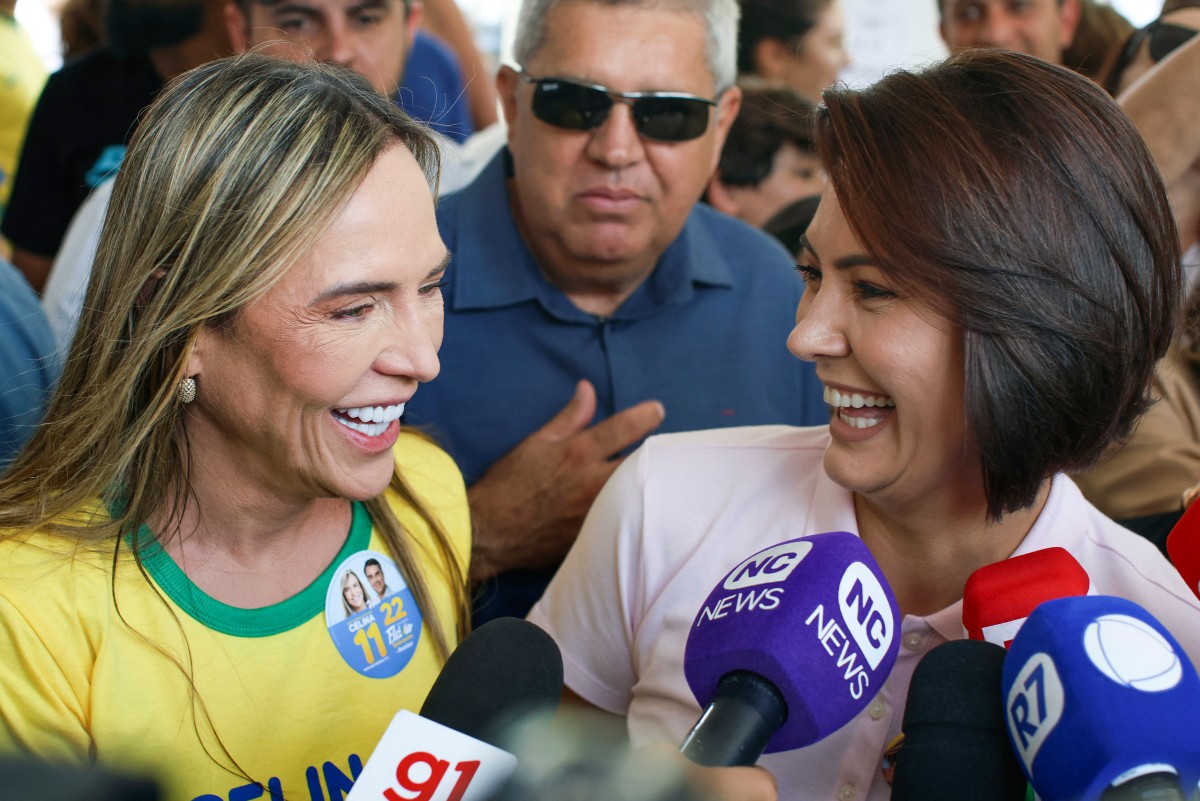 Favorita, governadora do DF vota ao lado de Michelle e se diz confiante na vitória