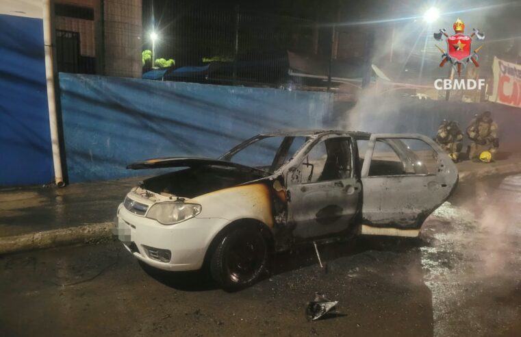 Fiat Palio pega fogo durante a madrugada no Guará II