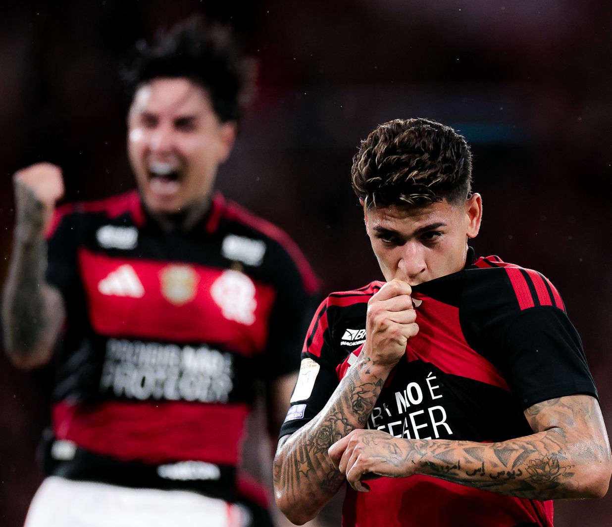 Flamengo faz de pênalti no fim, vence Atlético no sufoco e ultrapassa Palmeiras