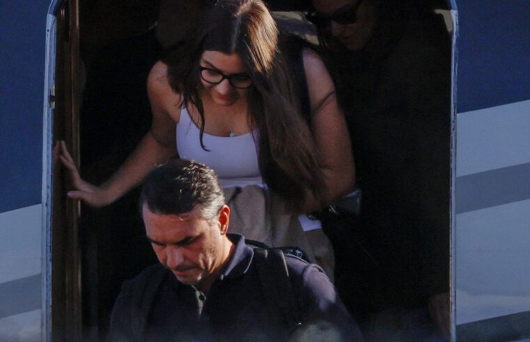 Flávio Bolsonaro chega aos Estados Unidos depois de fugir do Brasil