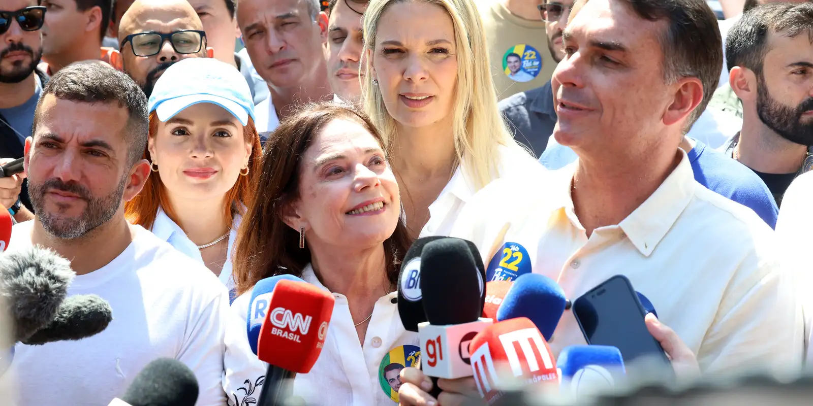 Flávio Bolsonaro diz que vai manter Bolsa Família e Farmácia Popular