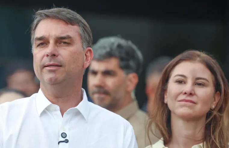 Flávio Bolsonaro participa de missa em Brasília e aguarda visita ao pai