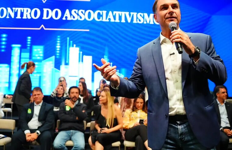 Flávio faz visita ao pai em prisão domiciliar e recebe apoios em SP