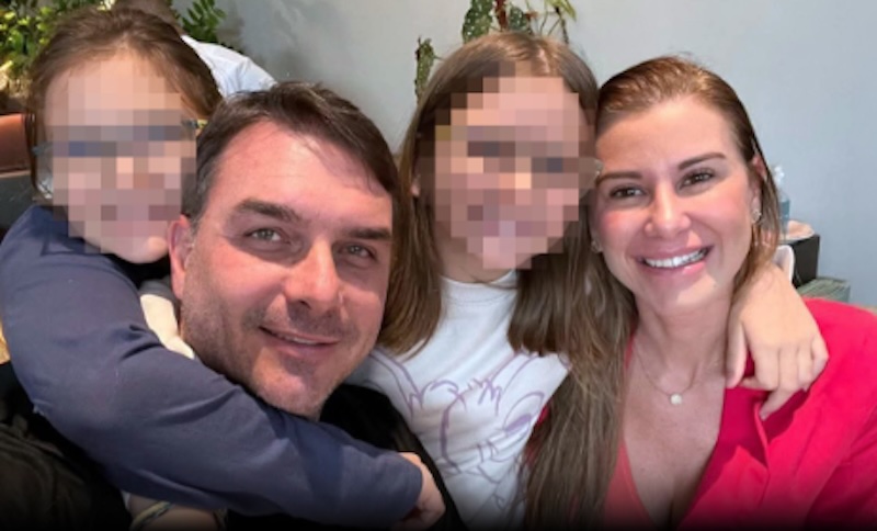 Flavio usou passaporte italiano, ele tem dupla cidadania. Veja o documento.