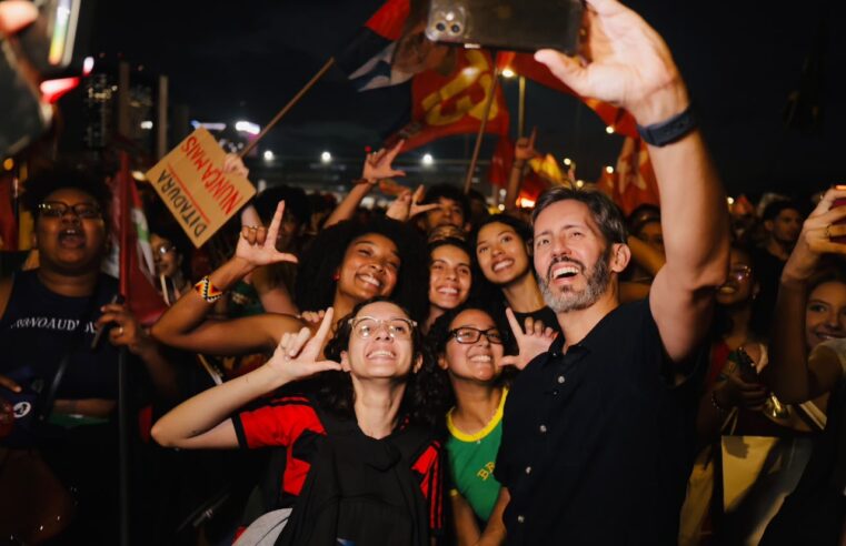 Grass participa de ato estudantil em defesa da democracia
