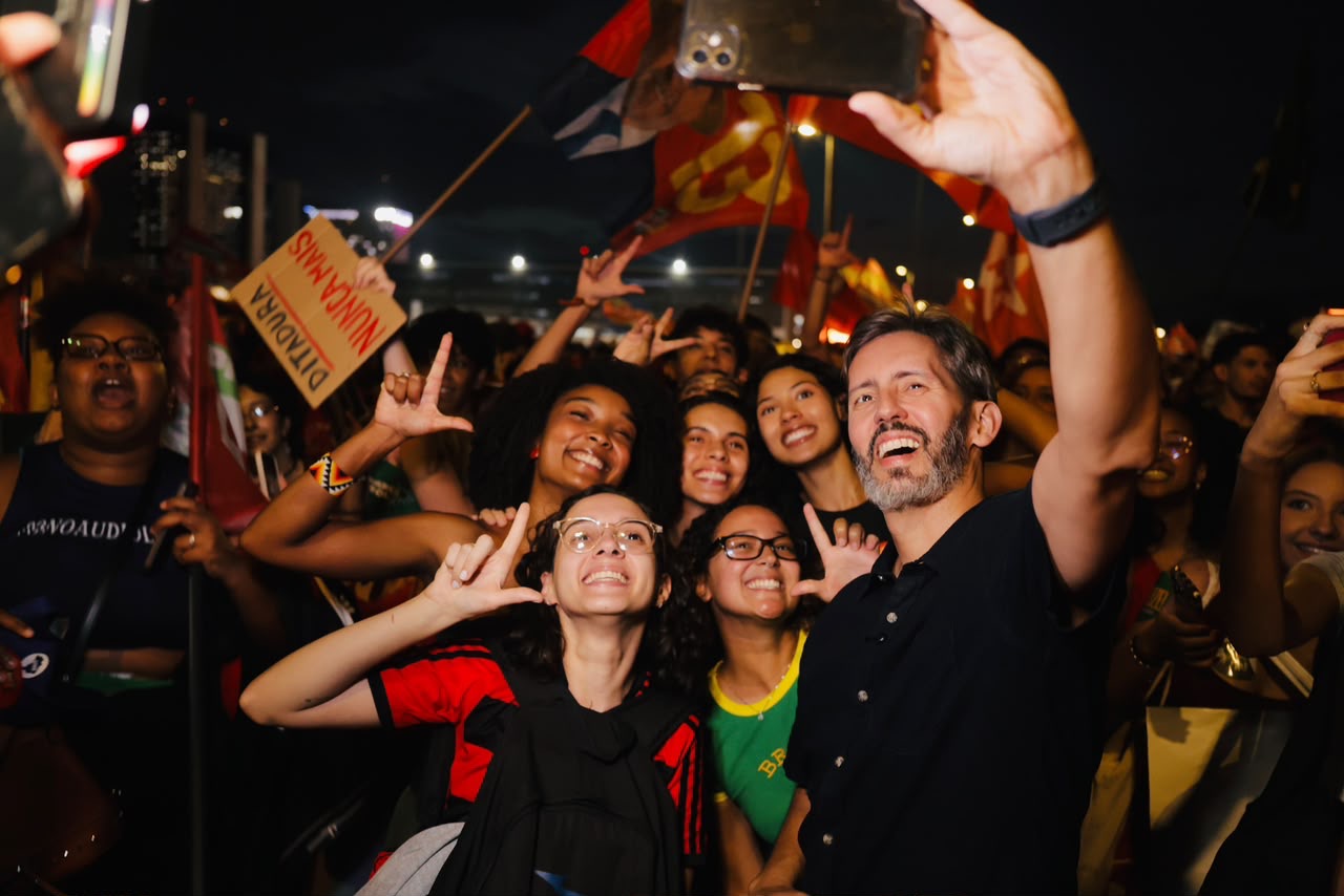 Grass participa de ato estudantil em defesa da democracia