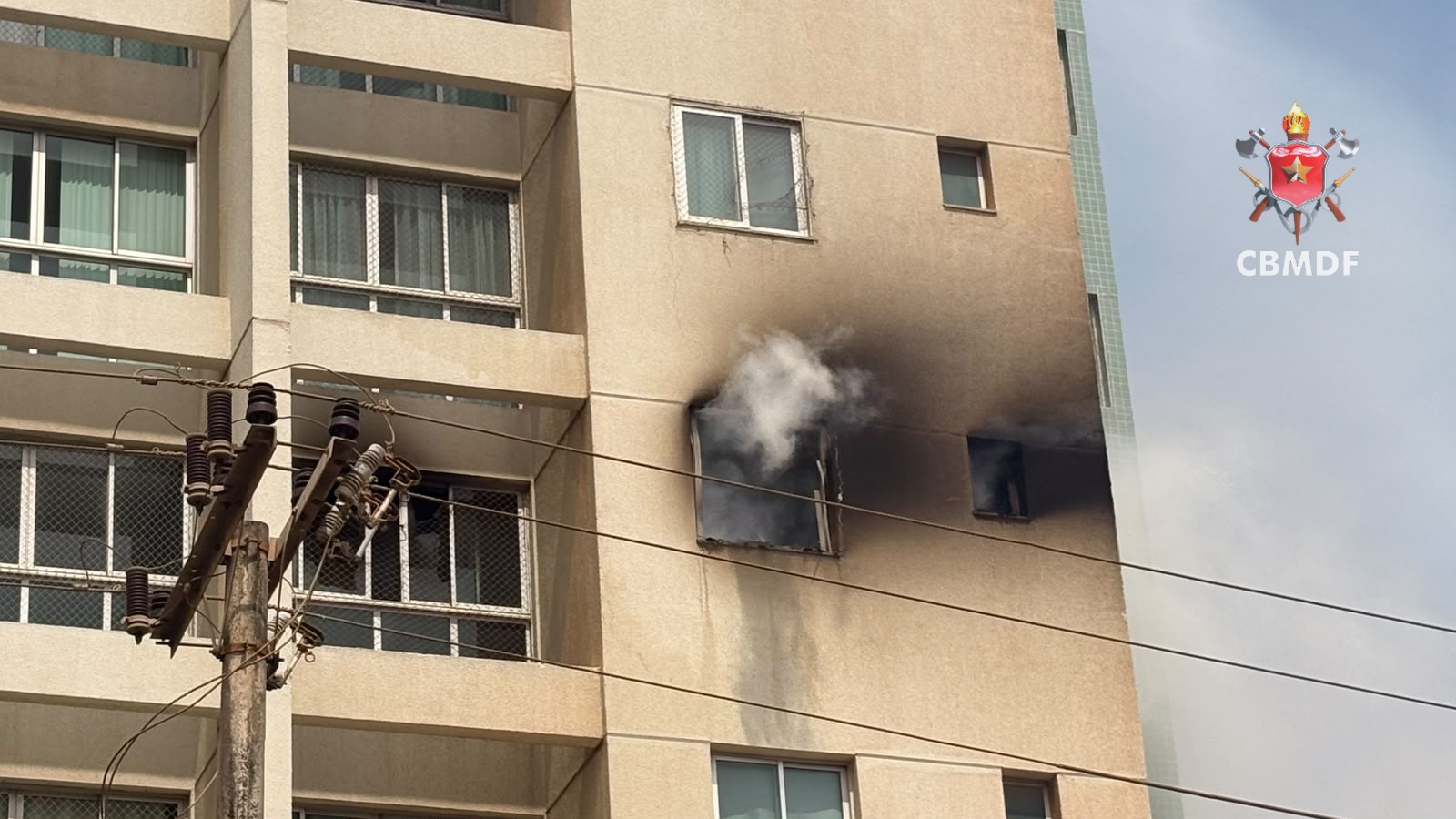 Homem é resgatado após incêndio em apartamento em Samambaia