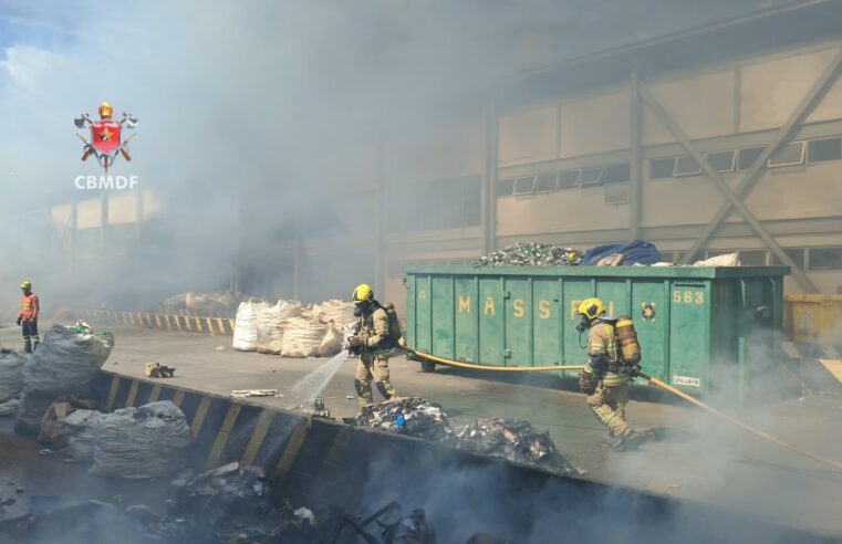 Incêndio de grandes proporções atinge cooperativa de reciclagem no DF