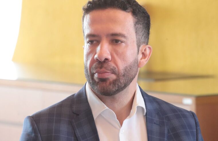 Janones poderá ter alta em 48 horas, diz boletim médico