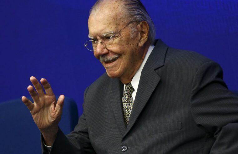 José Sarney recebe alta hospitalar após nove dias de internação