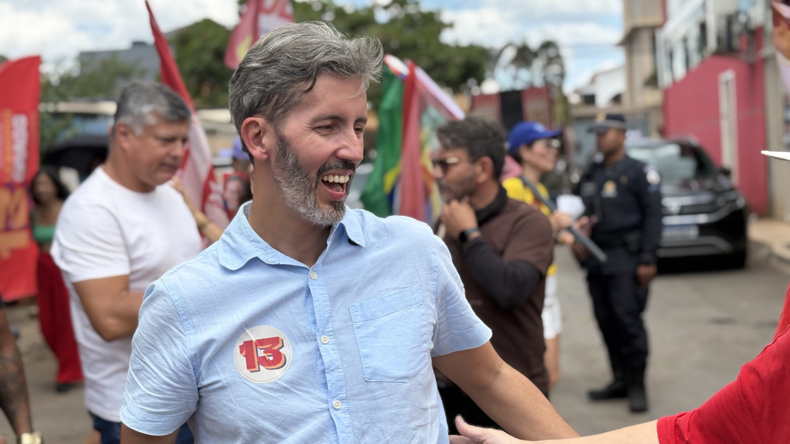 Leandro Grass reúne apoiadores em caminhada pela Vila Planalto