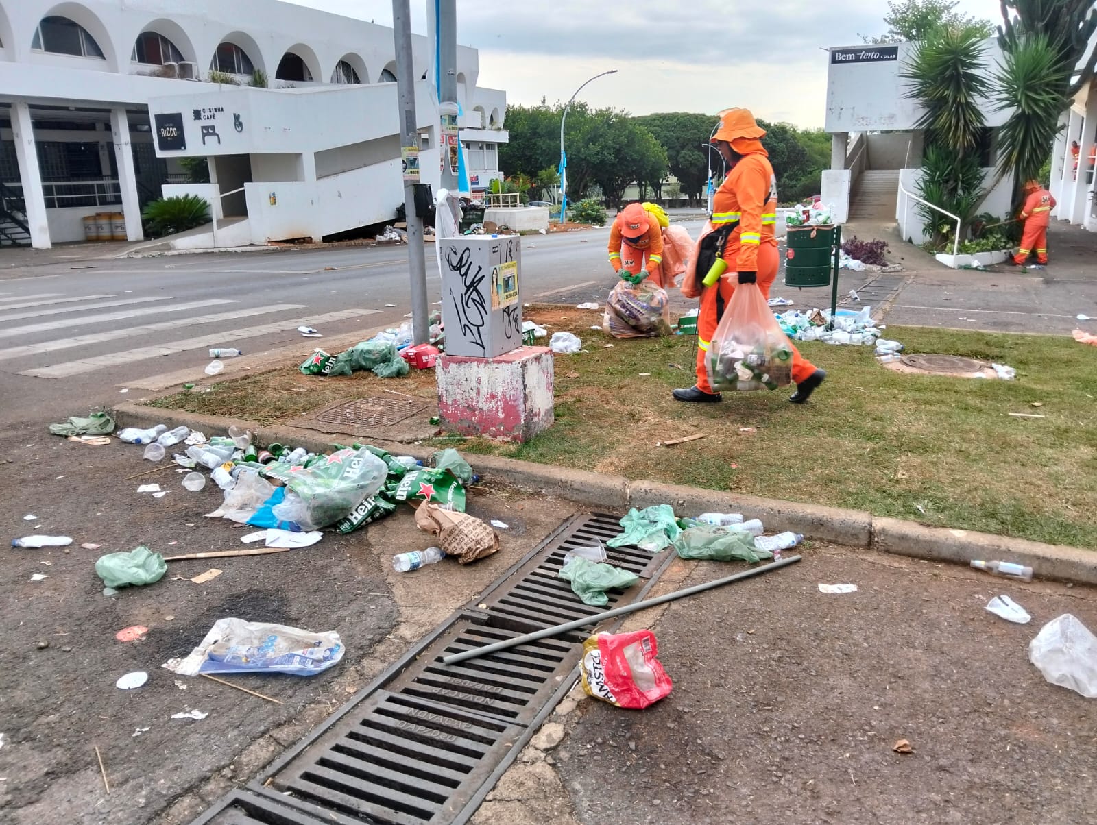 Lixo toma conta na Asa Norte após festa de apoiadores de Lula; via é fechada para limpeza