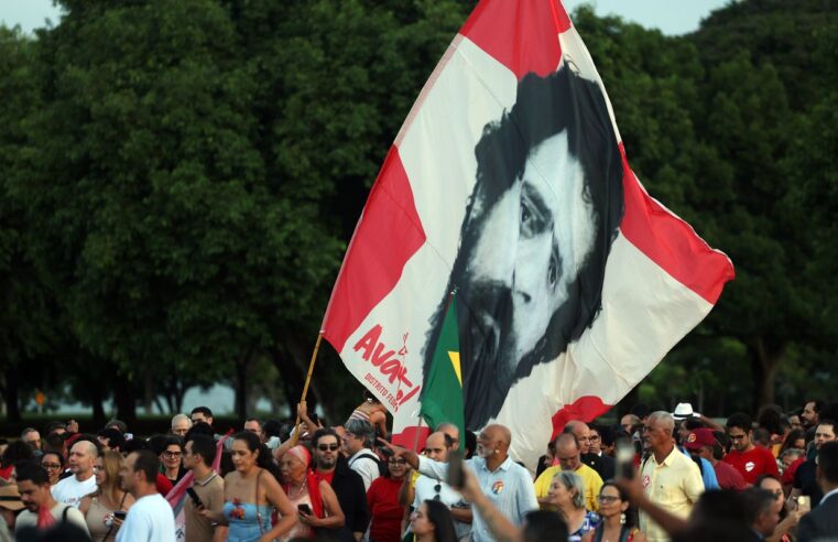 Lula e eleitores idosos se emocionam em “festa de aniversário”