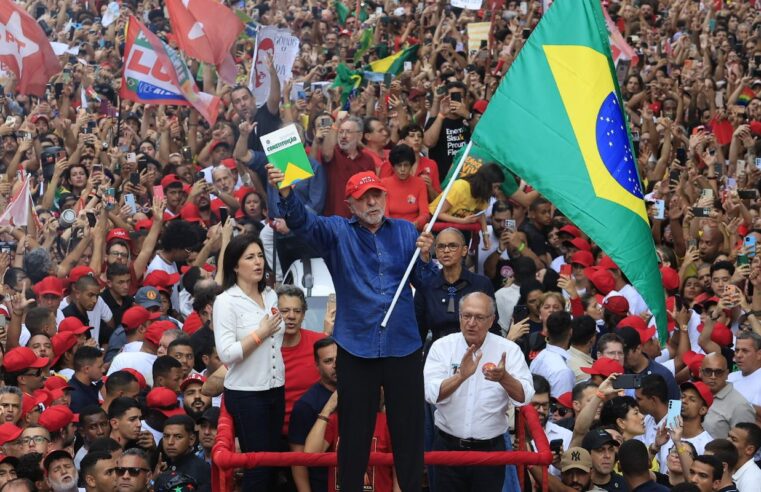 Lula é reeleito presidente do Brasil em virada histórica