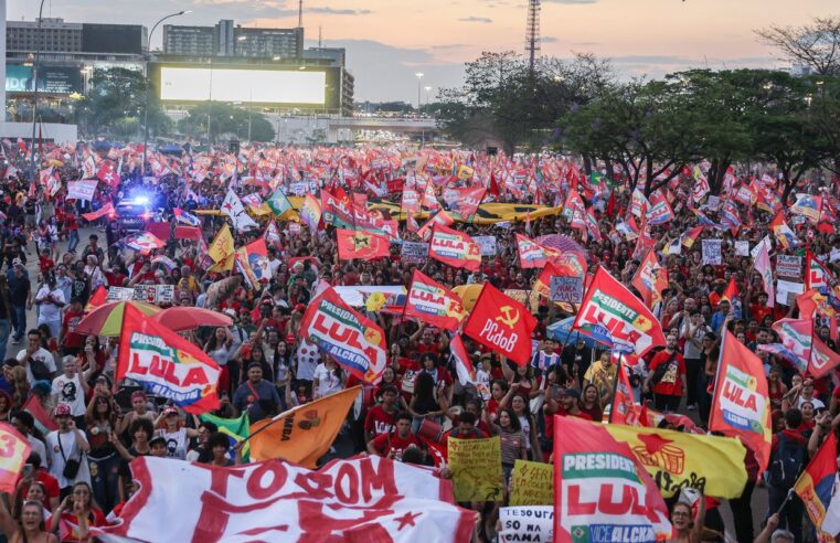 Milhares de estudantes tomam a Esplanada em apoio a Lula