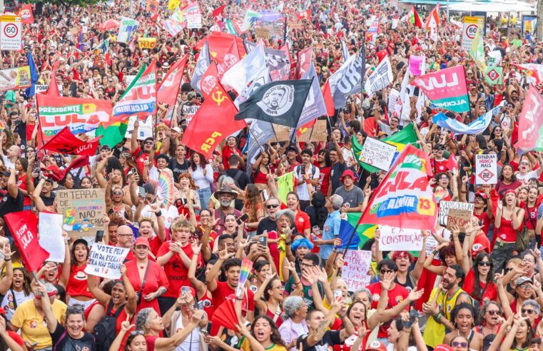 Milhares de pessoas lotam a orla de Copacabana em apoio a Lula