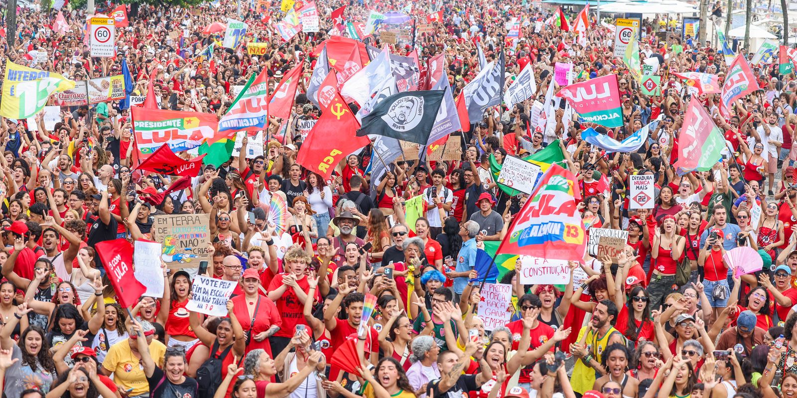 Milhares de pessoas lotam a orla de Copacabana em apoio a Lula