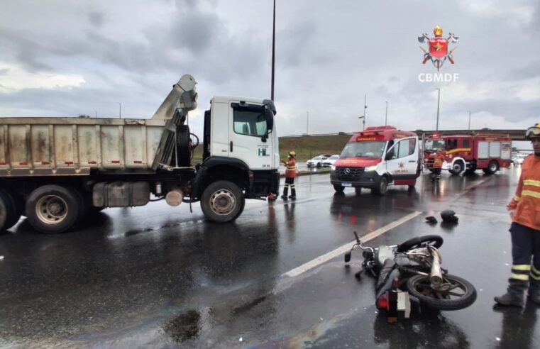 Motociclista fica ferido após bater contra caminhão na EPTG