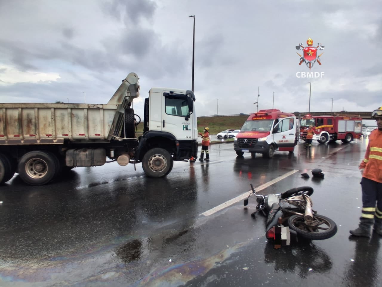 Motociclista fica ferido após bater contra caminhão na EPTG