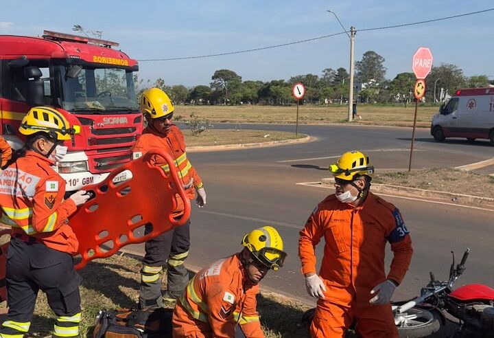 Motociclista fica ferido após bater contra poste no Paranoá