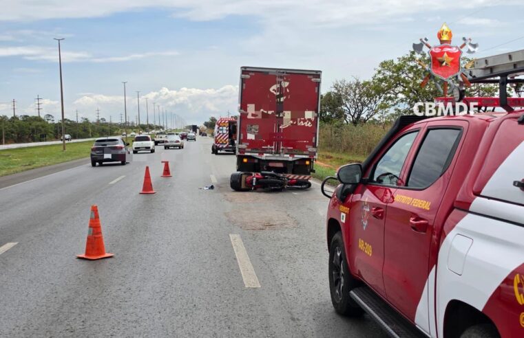 Motociclista fica ferido em colisão com caminhão na BR-020