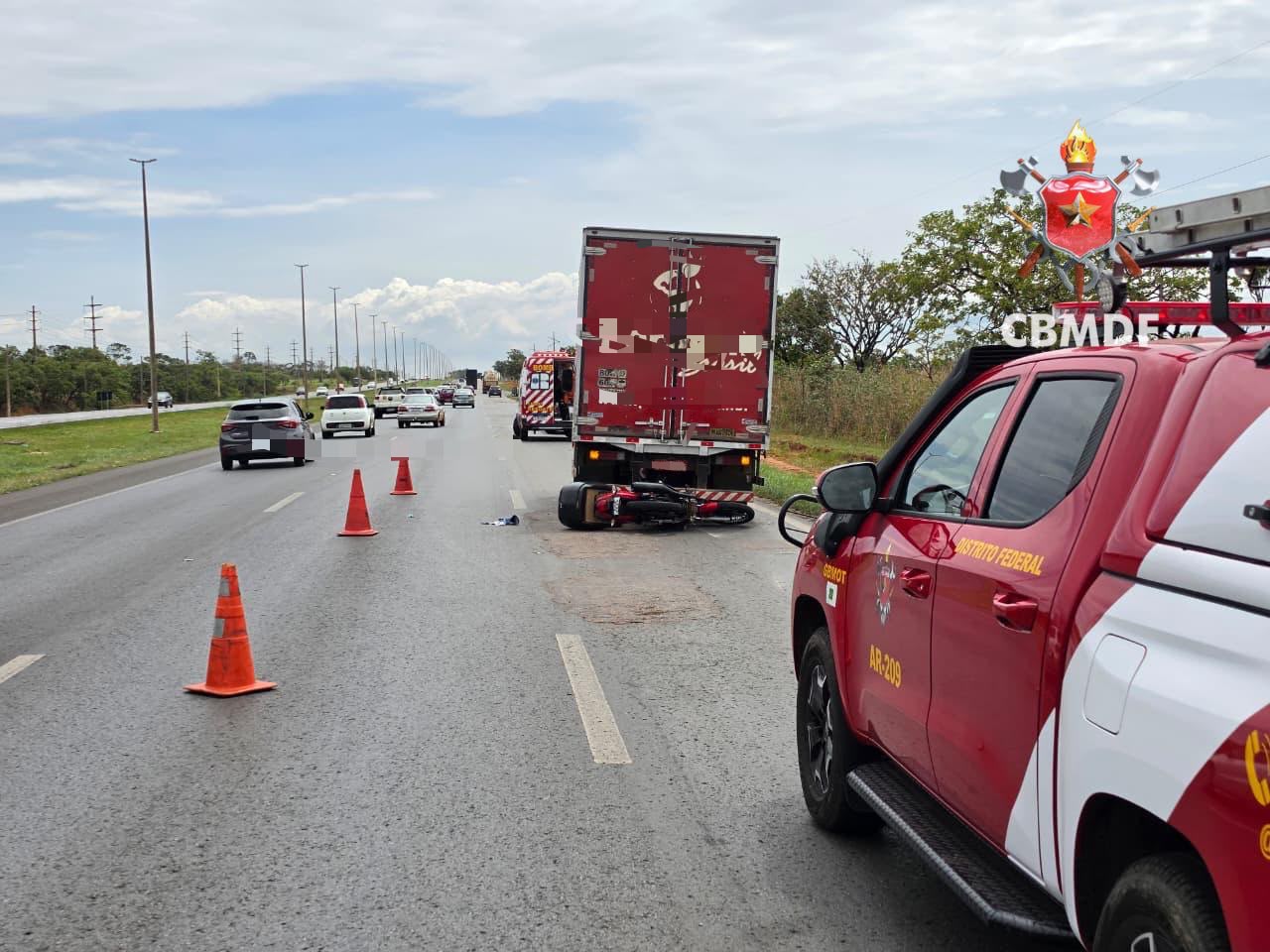 Motociclista fica ferido em colisão com caminhão na BR-020