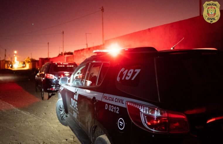 Mulher foragida por suspeita de furto de coletes balísticos do Detran-DF se entrega à polícia