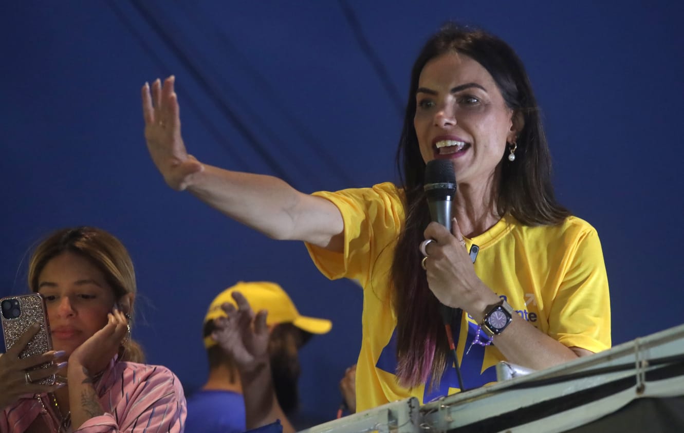 Na véspera da eleição, Paula Belmonte faz caminhada e carreata em Ceilândia e Itapoã