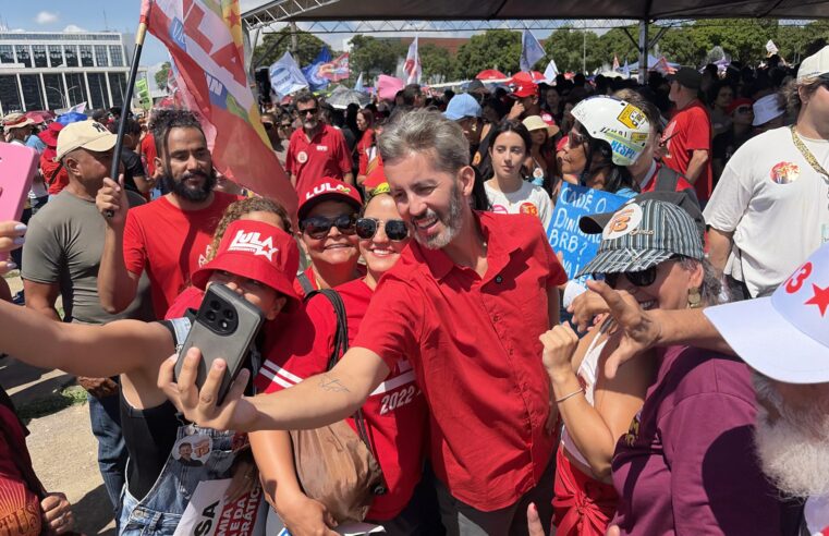 “O papel de uma governadora é escutar”, diz Grass em ato de professores no DF