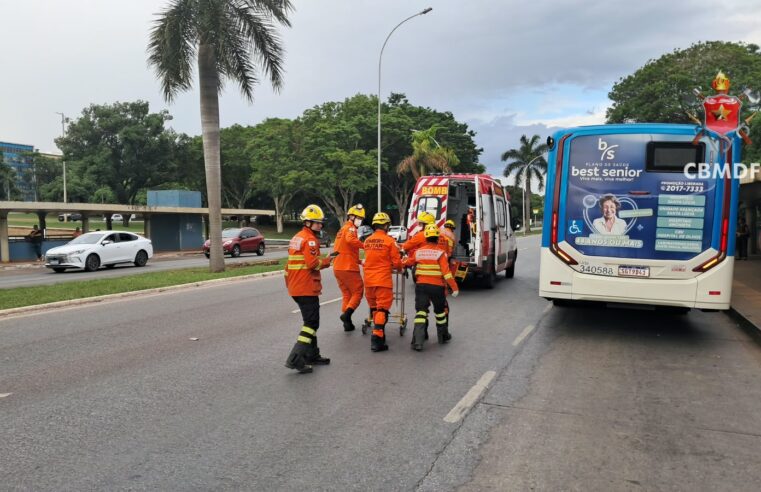 Ônibus atinge duas pessoas na Asa Sul; vítimas são levadas conscientes ao hospital