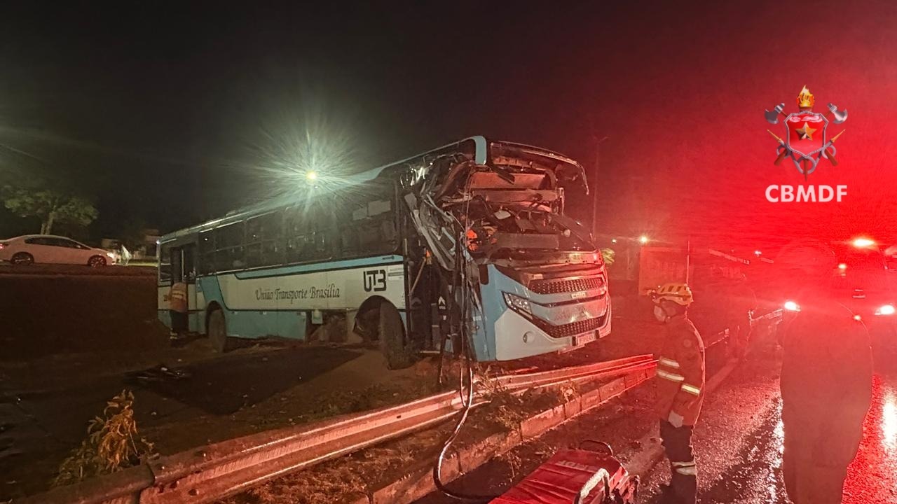 Ônibus bate em parada e deixa dois passageiros feridos na EPIA Norte
