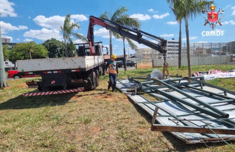 Outdoor cai durante instalação e atinge carro na EPNB