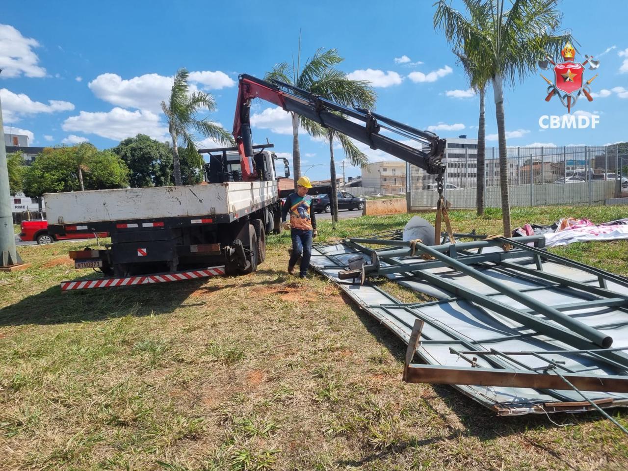 Outdoor cai durante instalação e atinge carro na EPNB