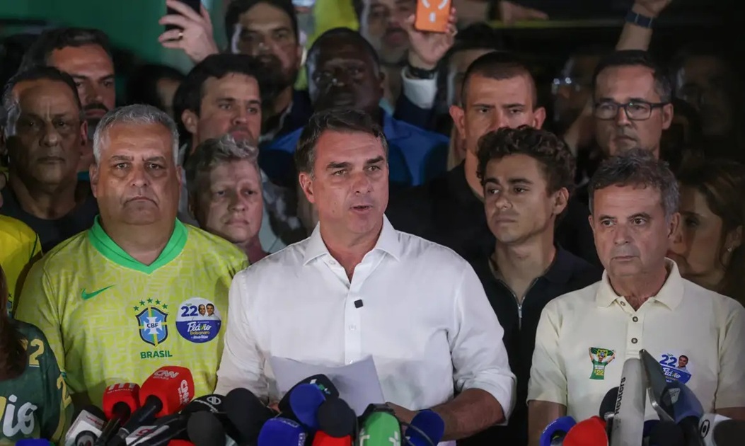 PF apura se Flávio deixou o Brasil pela Argentina, para viajar aos EUA