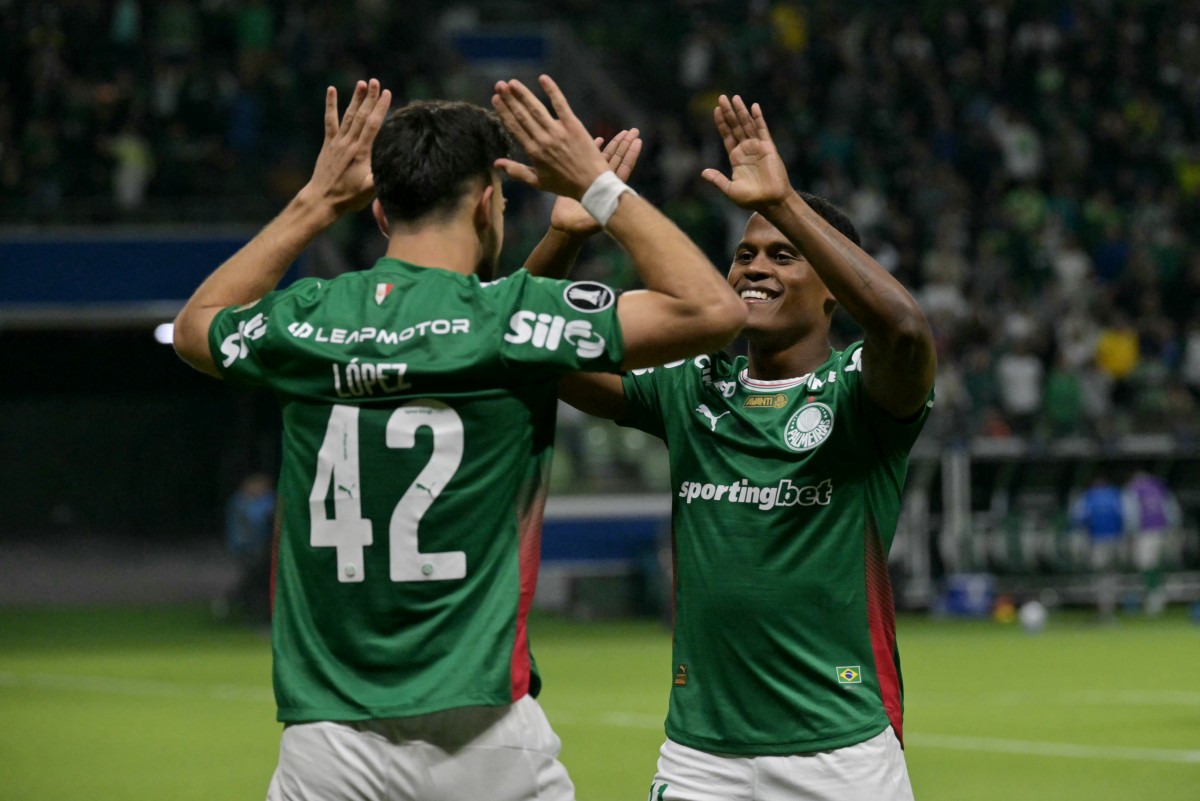 Palmeiras bate Athletico Paranaense e pressiona Flamengo pela liderança