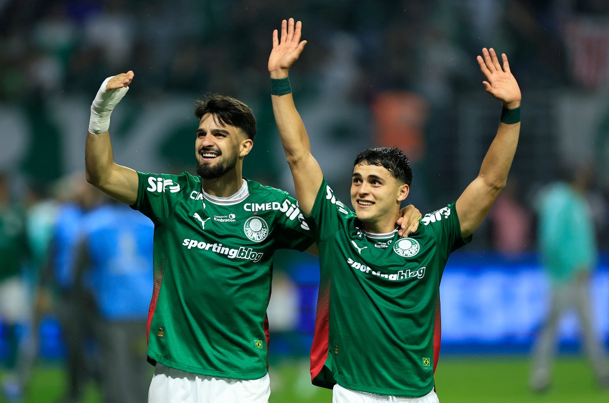 Palmeiras supera pênalti perdido, vence Red Bull Bragantino e assume liderança do Brasileirão