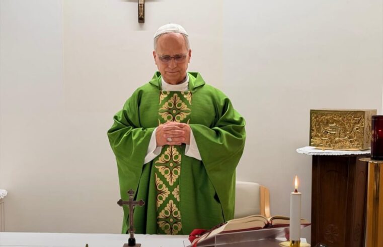 Papa Leão XIV aparece celebrando missa após cirurgia no pulmão