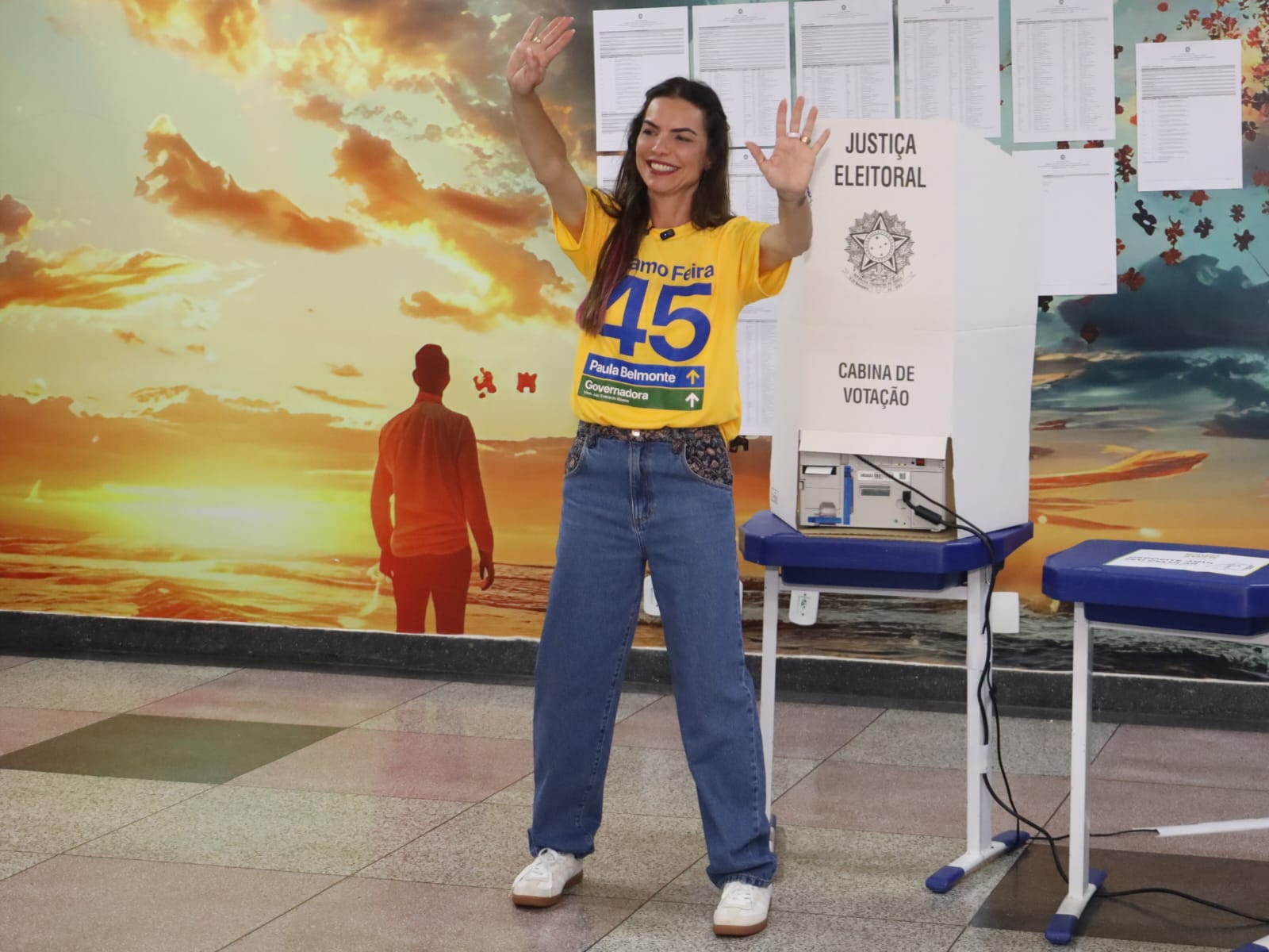 Paula Belmonte vota ao lado dos filhos e demonstra confiança em ida ao segundo turno